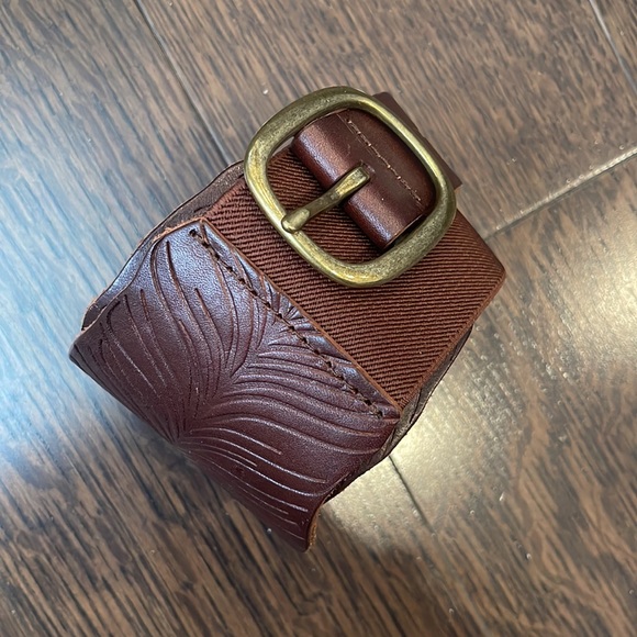 Anthropologie genuine leather belt with leaf detailing - Picture 3 of 7